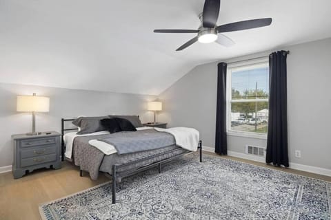 Great Location! 2BR - King Bed - Private Laundry Apartment in Eastpointe