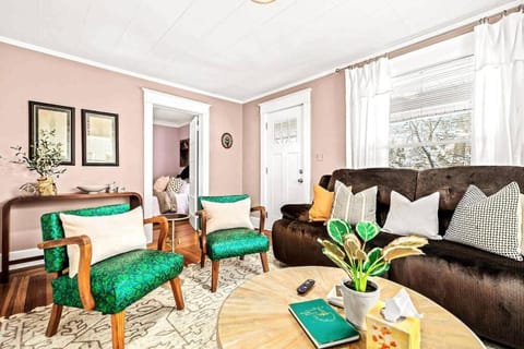 Eclectic Bungalow in the Heart of Royal Oak Apartment in Royal Oak