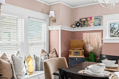 Eclectic Bungalow in the Heart of Royal Oak Apartment in Royal Oak