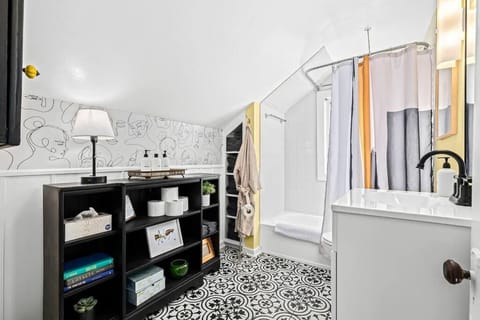 Eclectic Bungalow in the Heart of Royal Oak Apartment in Royal Oak