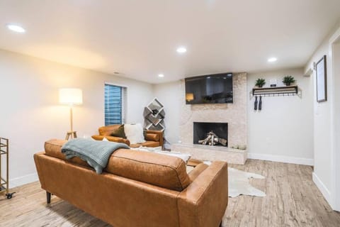 Large Gorgeous House * Patio w/ Outdoor Dining Apartment in Thornton