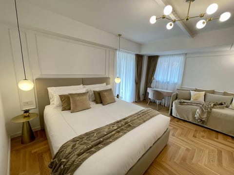 Bed, Photo of the whole room, Seating area, Bedroom