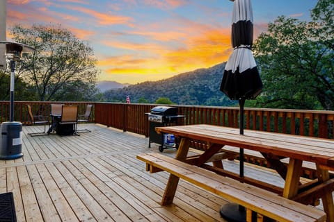 BBQ facilities, Balcony/Terrace, Mountain view