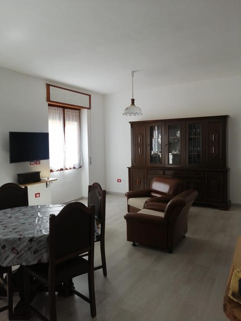 Communal lounge/ TV room, TV and multimedia, Living room, Dining area, Evening entertainment, hair dresser