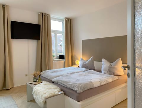 Bed, TV and multimedia, Photo of the whole room, Bedroom