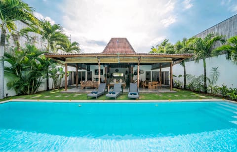 Property building, Pool view, Swimming pool, sunbed