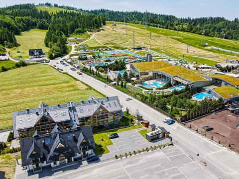Property building, Day, Neighbourhood, Natural landscape, Bird's eye view, Mountain view, Pool view, Swimming pool, Location, Parking