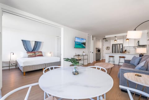 Bed, TV and multimedia, Kitchen or kitchenette, Living room, Photo of the whole room, Seating area, Dining area, Bedroom, minibar