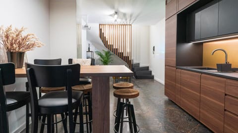 Kitchen or kitchenette, Living room, Seating area, Dining area