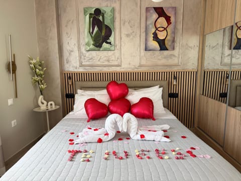 Bed, Photo of the whole room, Decorative detail, Bedroom, towels