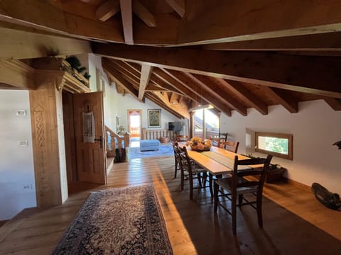 Communal lounge/ TV room, TV and multimedia, Living room, Seating area, Dining area