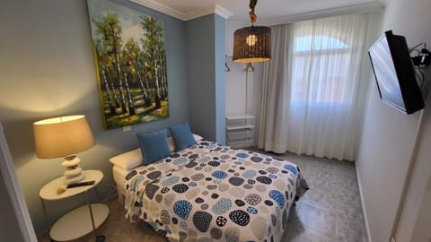 Bed, TV and multimedia, Photo of the whole room, Bedroom