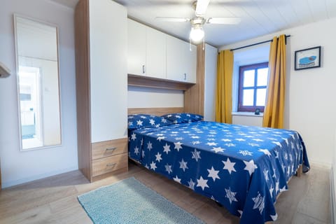 Bed, Photo of the whole room, Bedroom, fireplace