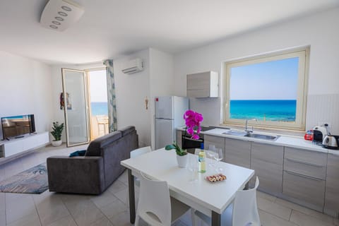 Kitchen or kitchenette, Sea view