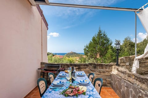 Property building, Balcony/Terrace, Living room