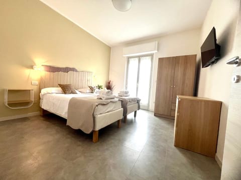 Photo of the whole room, Bedroom, towels