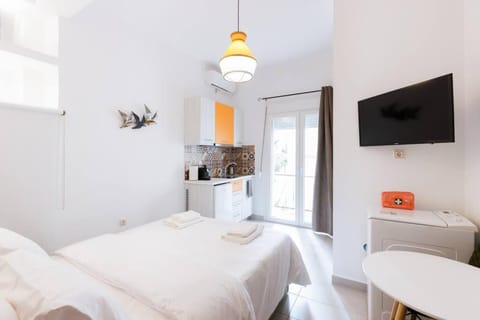 Bed, TV and multimedia, Kitchen or kitchenette, Photo of the whole room, Bedroom, towels