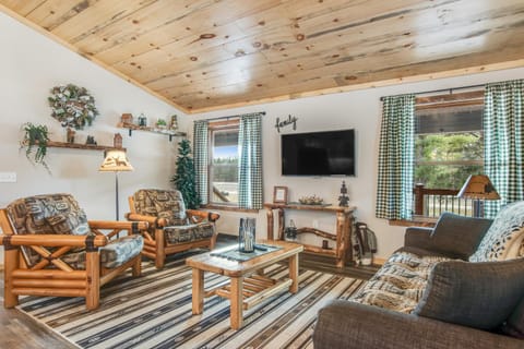 Knotty Pine Escape House in Petenwell Lake