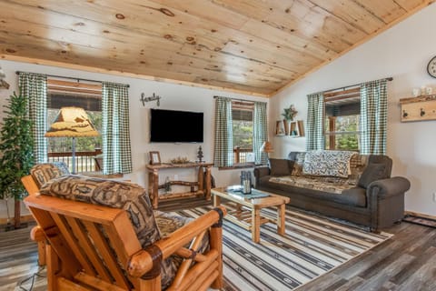 Knotty Pine Escape House in Petenwell Lake