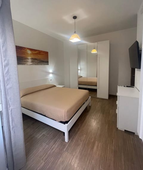 TV and multimedia, Photo of the whole room, Bedroom