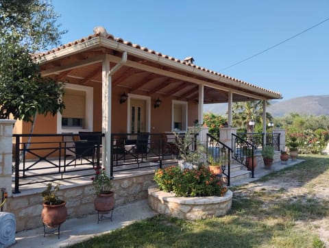 Property building, Patio, Spring, Day, Natural landscape, Garden, Garden view, Mountain view