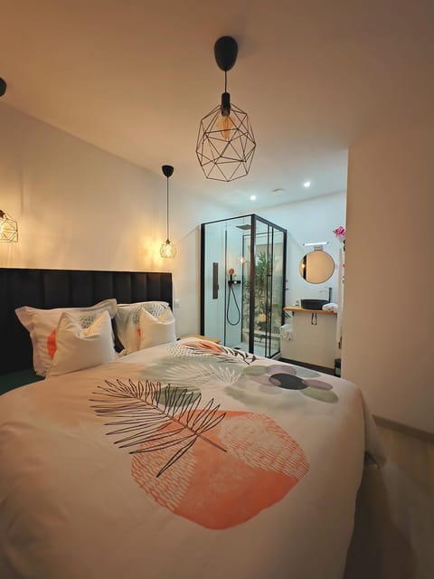 Shower, Bed, Bathroom, Photo of the whole room, Bedroom