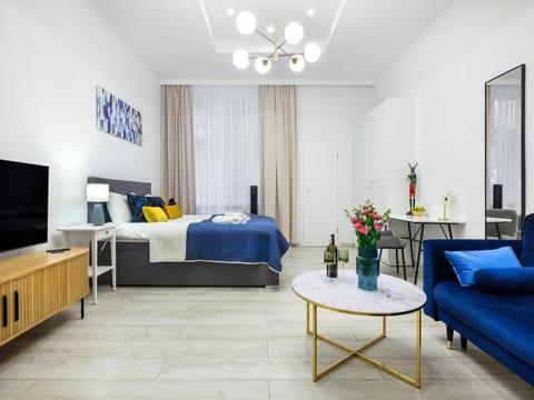 TV and multimedia, Living room, Photo of the whole room, Seating area, Bedroom