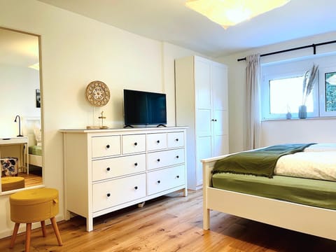 Bed, TV and multimedia, Photo of the whole room, Bedroom