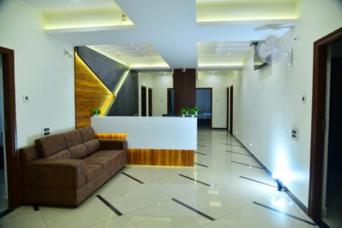 Communal lounge/ TV room, Lobby or reception