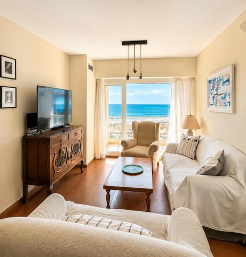 Communal lounge/ TV room, Living room, Sea view