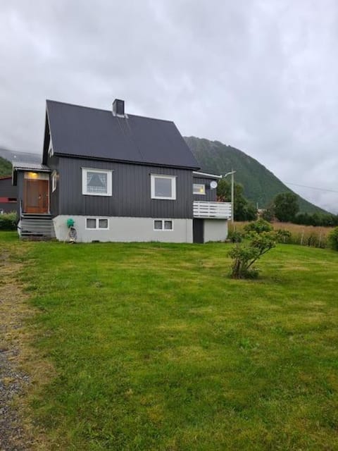 Cozy house - Strønstad @the start of Lofoten House in Lofoten