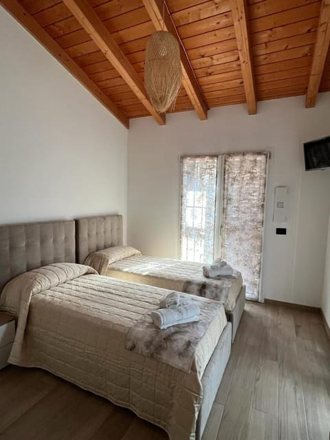 Property building, Bed, TV and multimedia, Photo of the whole room, Bedroom, towels