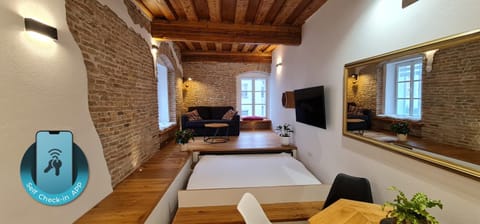 Bed, Seating area