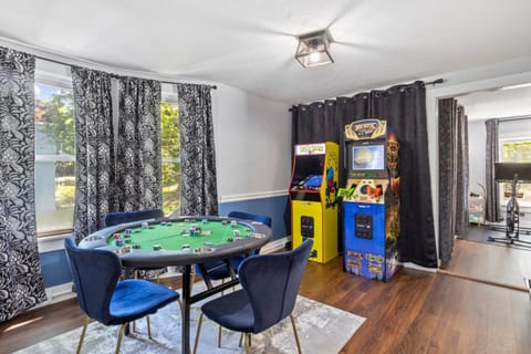 Hot Tub! Close to Cornell, Ithaca College, Commons! House in Ithaca