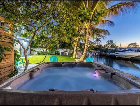 Hot Tub! Roof Top! Firepit! Boat Dock! House in Dania Beach