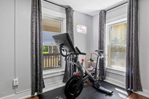 Hot Tub! Close to Cornell, Ithaca College, Commons! House in Ithaca