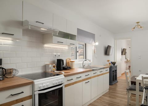 Coffee/tea facilities, Dining area, oven, stove