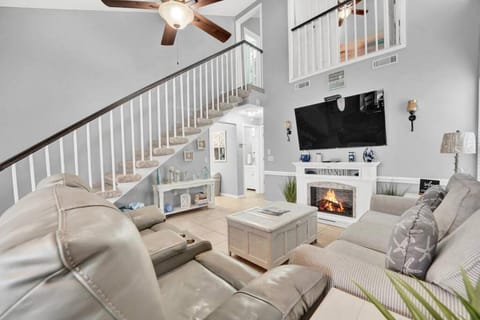 2 BR townhome w/private patio, beach access, 4 communal pools, hot tub, mini golf, tennis, & more! Apartment in Panama City Beach