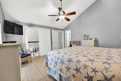 2 BR townhome w/private patio, beach access, 4 communal pools, hot tub, mini golf, tennis, & more! Apartment in Panama City Beach