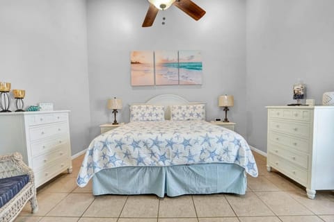 2 BR townhome w/private patio, beach access, 4 communal pools, hot tub, mini golf, tennis, & more! Apartment in Panama City Beach