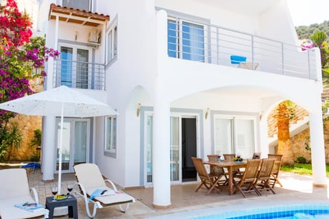 Property building, Seating area, Dining area, sunbed