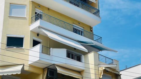 Property building, Day, Balcony/Terrace