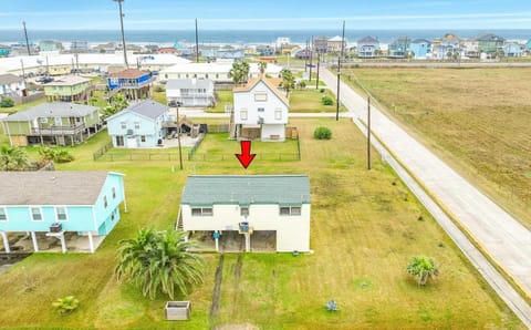 Pineapple by the Sea - Outdoor Bar, Walk to Beach! House in Jamaica Beach
