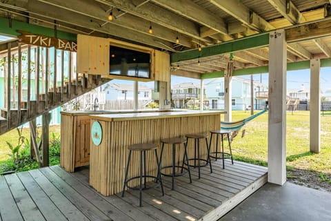 Pineapple by the Sea - Outdoor Bar, Walk to Beach! House in Jamaica Beach