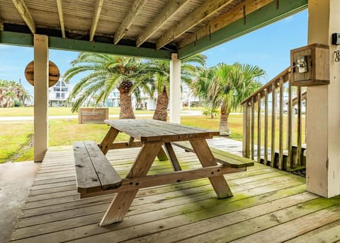 Pineapple by the Sea - Outdoor Bar, Walk to Beach! House in Jamaica Beach