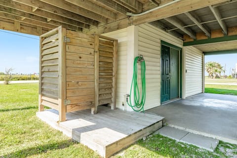 Pineapple by the Sea - Outdoor Bar, Walk to Beach! House in Jamaica Beach