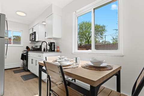 Modern 1BR - Fast WiFi - Coffee Bar - Pet Friendly Apartment in Mount Clemens