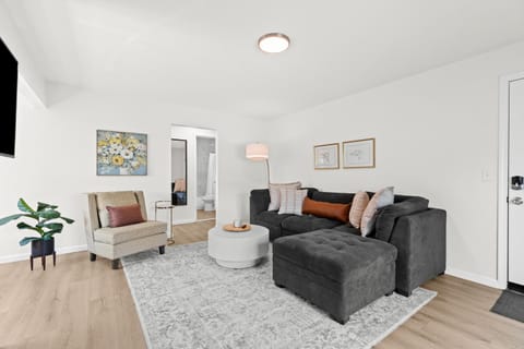 Modern 1BR - Fast WiFi - Coffee Bar - Pet Friendly Apartment in Mount Clemens