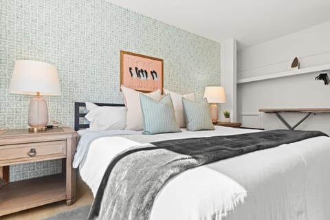 Modern 1BR - Fast WiFi - Coffee Bar - Pet Friendly Apartment in Mount Clemens