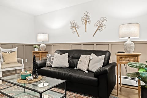 Cozy Modern 1BR Close to Downtown Apartment in Mount Clemens